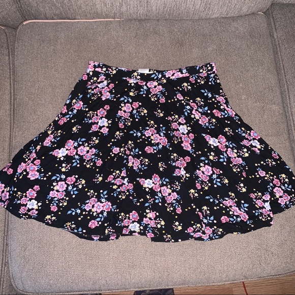 BUNDLE of five skirts floral and solid patterns - Picture 8 of 13